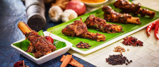 A meal of spicy pork served with additional dishes, such as nalli, and various other accompaniments