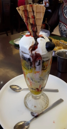 A sweet serve comprising ice cream and various kinds of toppings that is a wonderful dessert